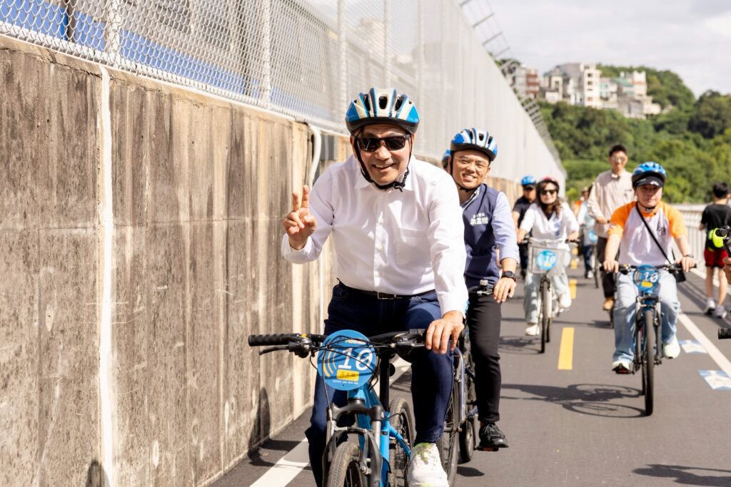 「淡水河金色水岸大河門戶工程」完工啟用 侯友宜:打造國際級河岸自行車廊帶 6 %E5%B8%82%E9%95%B7%E4%BE%AF%E5%8F%8B%E5%AE%9C%E7%8E%87%E9%9A%8A%E9%A8%8E%E4%B9%98%E5%85%A8%E6%96%B0%E9%97%9C%E6%B8%A1%E6%AE%B5%E8%87%AA%E8%A1%8C%E8%BB%8A%E9%81%93%E6%84%9F%E5%8F%97%E6%B7%A1%E6%B0%B4%E6%B2%B3%E5%B2%B8%E5%B6%84%E6%96%B0%E9%96%80%E6%88%B6%E9%A2%A8%E8%B2%8C 1024x683 1