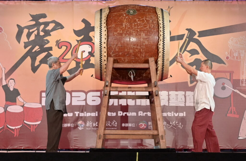 新北鼓藝節20周年「震鼓爍今」盛大登場 在地响仁和與優人神鼓世代傳承及日本太鼓聯擊震撼新北 29 %E9%96%8B%E5%B9%95%E5%BC%8F%E9%A6%96%E5%A0%B4%E7%89%B9%E5%88%A5%E7%94%B1%E4%BB%81%E5%92%8C%E9%BC%93%E8%97%9D%E5%B7%A5%E5%9D%8A%E5%9C%8B%E5%AF%B6%E5%A4%A7%E5%B8%AB%E7%8E%8B%E9%8C%AB%E5%9D%A4%E5%8F%B8%E9%98%9C%E5%B7%A6%E8%88%87%E5%84%AA%E4%BA%BA%E7%A5%9E%E9%BC%93%E8%97%9D%E8%A1%93%E7%B8%BD%E7%9B%A3%E9%BB%83%E8%AA%8C%E7%BE%A4%E5%8F%B3%E7%8E%87%E9%9A%8A%E5%90%8C%E5%8F%B0%E6%BC%94%E5%87%BA 1024x670 1
