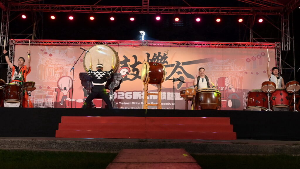 新北鼓藝節20周年「震鼓爍今」盛大登場 在地响仁和與優人神鼓世代傳承及日本太鼓聯擊震撼新北 30 %E6%97%A5%E6%9C%AC%E5%A4%AA%E9%BC%93%E5%82%B3%E5%A5%87%E6%9E%97%E7%94%B0%E5%8D%9A%E5%B9%B8%E6%8A%AB%E7%94%B0%E9%87%8E%E4%BF%AE%E4%B8%80%E8%97%A4%E6%9C%AC%E5%90%89%E5%88%A9%E4%B8%89%E4%BD%8D%E5%A4%A7%E5%B8%AB%E8%88%87%E9%BC%93%E8%97%9D%E7%AF%80%E8%97%9D%E8%A1%93%E7%B8%BD%E7%9B%A3%E9%99%B3%E6%96%87%E5%90%89%E5%85%B1%E6%93%8A20%E9%80%B1%E5%B9%B4%E6%96%B0%E6%9B%B2 1024x579 1