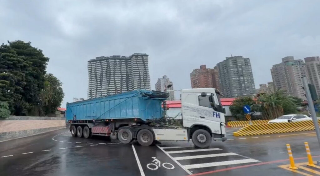 15噸以上大貨車應由濱海匝道進出淡江大橋 假日中午十二時至晚間九時禁行 36 15%E5%99%B8%E4%BB%A5%E4%B8%8A%E5%A4%A7%E8%B2%A8%E8%BB%8A%E6%87%89%E7%94%B1%E6%BF%B1%E6%B5%B7%E5%8C%9D%E9%81%93%E9%80%B2%E5%87%BA%E6%B7%A1%E6%B1%9F%E5%A4%A7%E6%A9%8B 1 1024x565 1