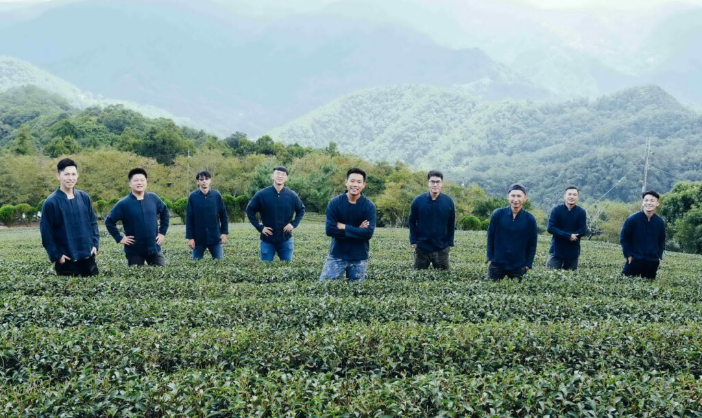 以茶推動創生 新北坪林「有種茶」獲日本GOOD DESIGN AWARD肯定 34 %E5%9D%AA%E6%9E%97%E4%B8%B2%E9%80%A3%E5%9C%A8%E5%9C%B0%E8%8C%B6%E8%BE%B2%E5%8F%8A%E8%BF%94%E9%84%89%E9%9D%92%E8%BE%B2%E6%88%90%E7%AB%8B%E6%9C%89%E7%A8%AE%E8%8C%B6 1024x610 1