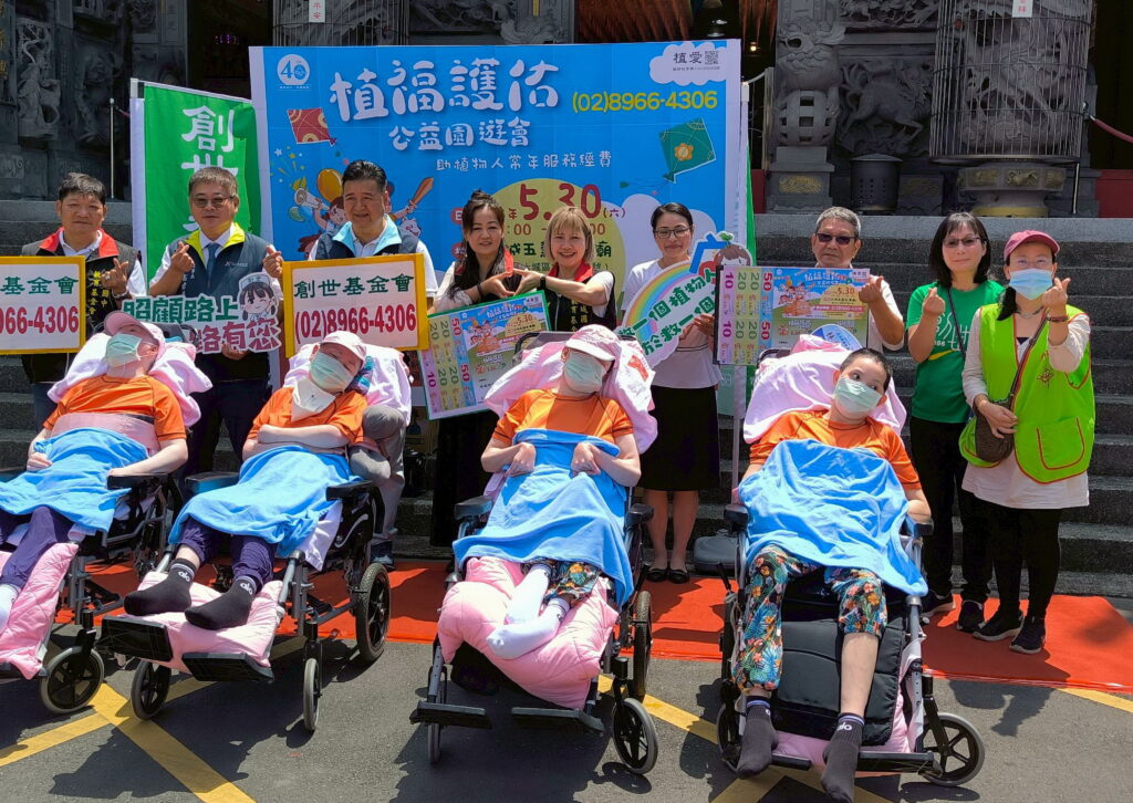復康巴士駛進廟埕 創世板橋院民赴土城五穀先帝廟參香也為園遊會集氣 26 %E5%A4%A7%E5%90%88%E7%85%A7 1 0 1024x726 1