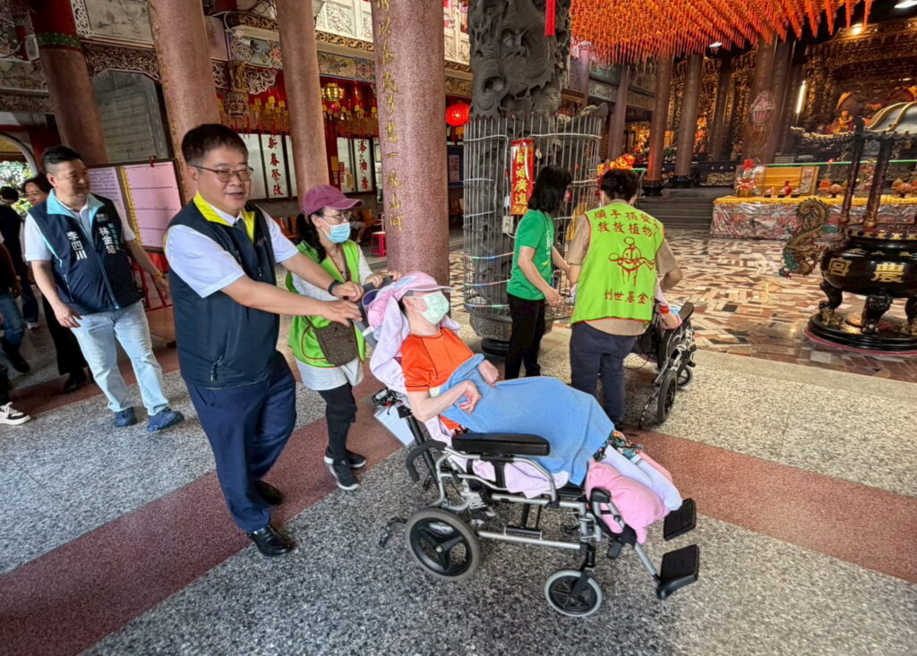 復康巴士駛進廟埕 創世板橋院民赴土城五穀先帝廟參香也為園遊會集氣 27 %E6%84%9B%E5%BF%83%E5%96%AE%E4%BD%8D%E9%99%AA%E5%90%8C%E5%89%B5%E4%B8%96%E9%99%A2%E6%B0%91%E5%8F%83%E6%8B%9C 2 0 1024x733 1