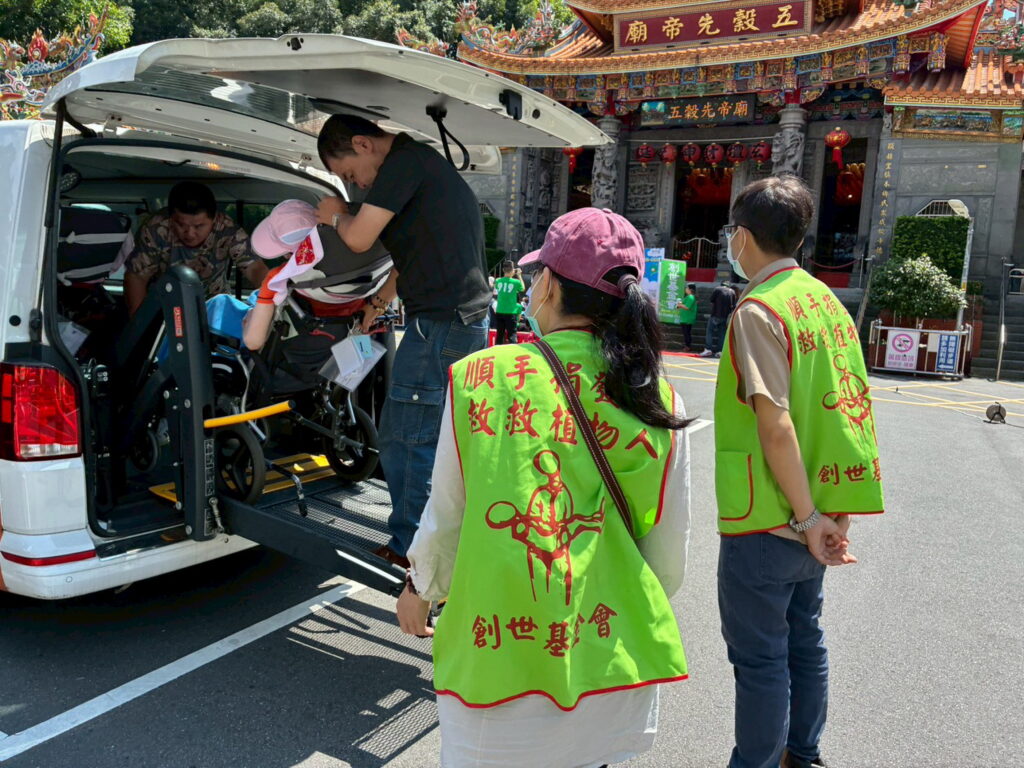復康巴士駛進廟埕 創世板橋院民赴土城五穀先帝廟參香也為園遊會集氣 28 %E5%BE%A9%E5%BA%B7%E5%B7%B4%E5%A3%AB%E6%8A%B5%E9%81%94%E4%BA%94%E7%A9%80%E5%85%88%E5%B8%9D%E5%BB%9F 44 0 1024x768 1