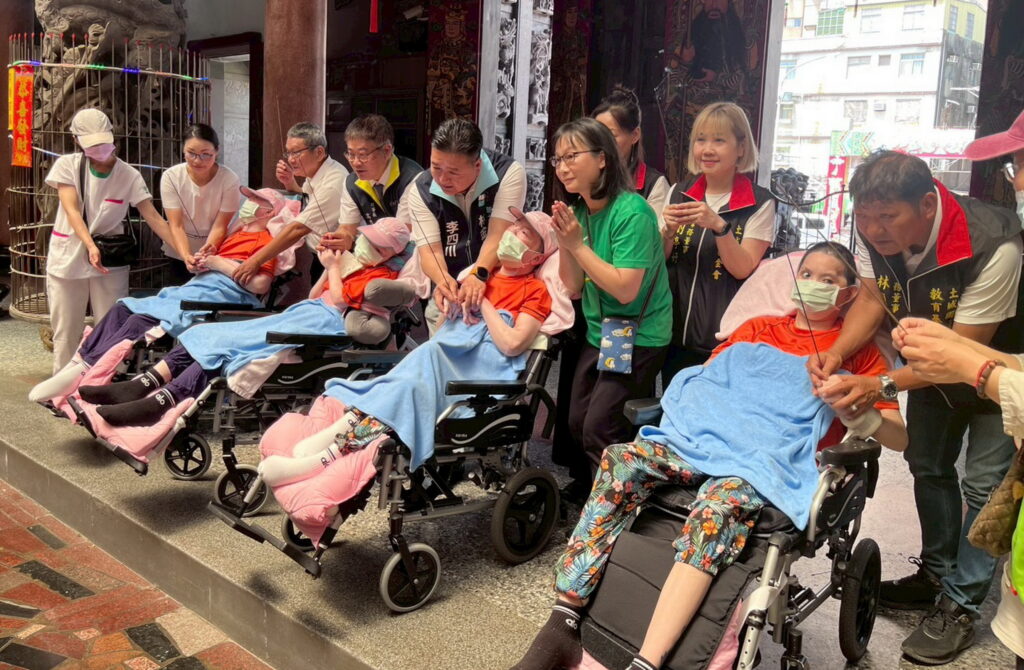 復康巴士駛進廟埕 創世板橋院民赴土城五穀先帝廟參香也為園遊會集氣 29 %E6%BA%AB%E9%A6%A8%E7%A5%88%E7%A6%8F%E5%84%80%E5%BC%8F 94 0 1024x670 1