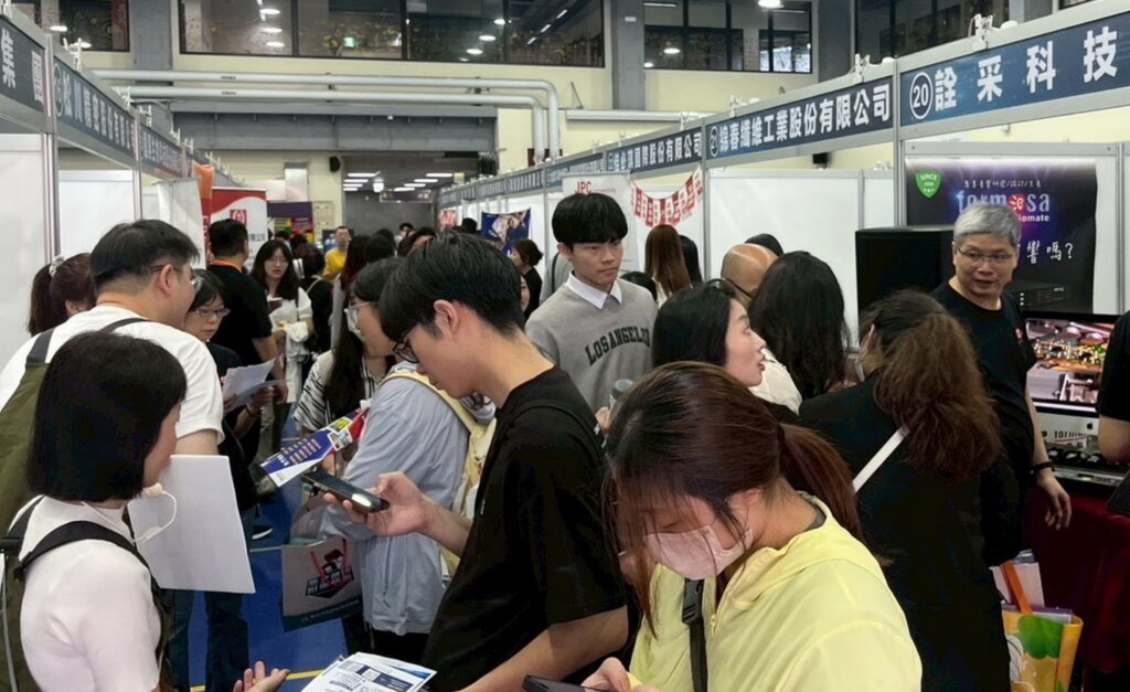 新北校園就博會壓軸場 昨致理技大登場媒合率衝破5成 20 %E5%AD%B8%E7%94%9F%E8%B8%B4%E8%BA%8D%E5%88%B0%E5%A0%B4%E5%8F%83%E8%88%87 1 1024x627 1