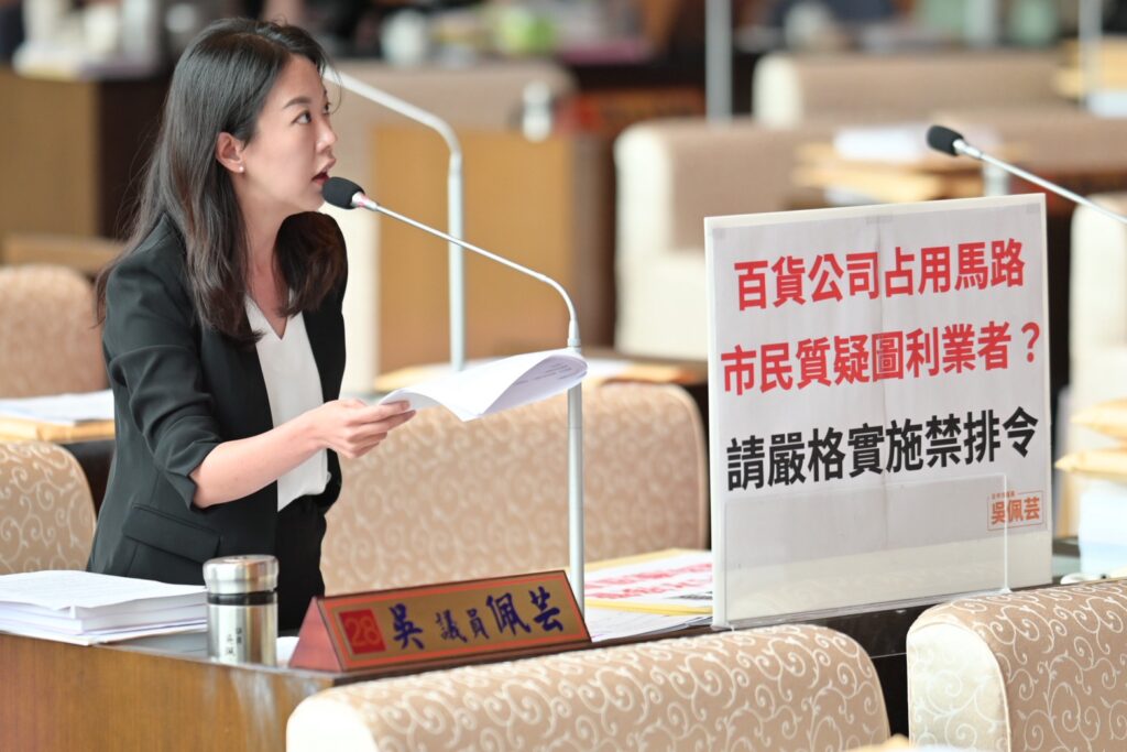 百貨商場假日排隊塞爆居民回家路 吳佩芸批市府放任「道路私有化」造成交通混亂 40 S 64864289 1024x683 1