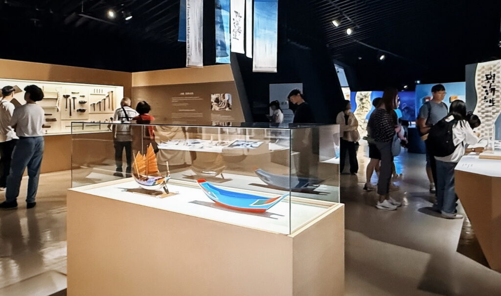 十三行博物館攜手韓國推「海海人生」特展 帶你走訪卯澳漁村認識海女文化 17 %E5%9C%962%E7%89%B9%E5%B1%95%E4%BB%A5%E5%9B%9B%E5%A4%A7%E5%96%AE%E5%85%83%E4%B8%B2%E8%81%AF%E8%80%83%E5%8F%A4%E6%BC%81%E6%9D%91%E8%A8%98%E6%86%B6%E7%95%B6%E4%BB%A3%E8%97%9D%E8%A1%93%E8%88%87%E6%B0%B8%E7%BA%8C%E8%AD%B0%E9%A1%8C 1024x605 1