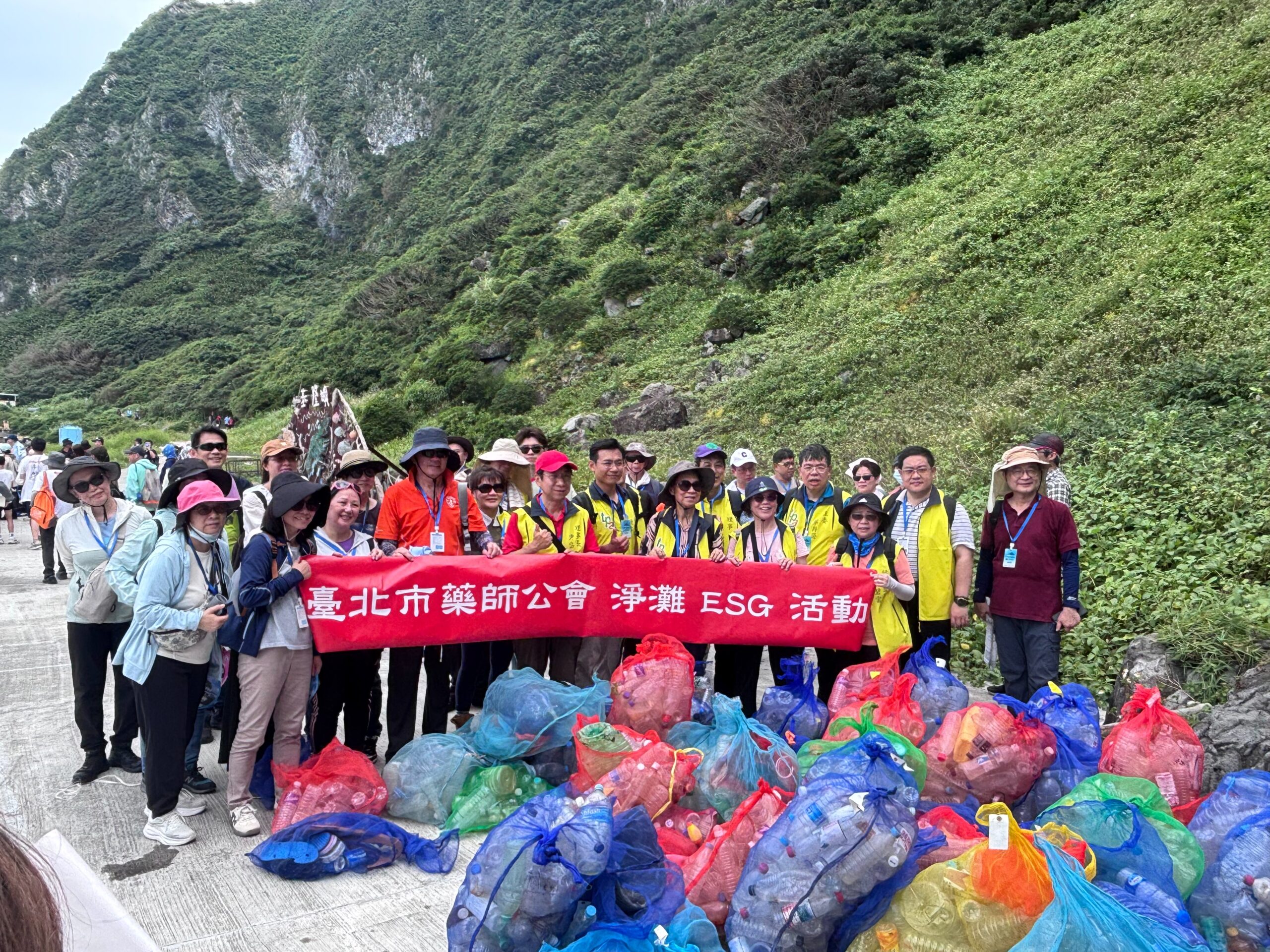 海洋大學攜手臺北市藥師公會登基隆嶼淨灘守護海洋 20 S 28762124 0 1 scaled