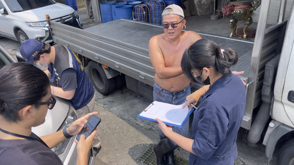 廚餘運輸車GPS異常揪出違規並裁罰,新北動保處迅速阻斷防疫破口 38 %E6%96%B0%E5%8C%97%E5%B8%82%E5%8B%95%E4%BF%9D%E8%99%95%E8%81%AF%E5%90%88%E7%92%B0%E4%BF%9D%E5%B1%80%E8%87%B3%E8%A9%B2%E9%A4%8A%E8%B1%AC%E6%88%B6%E9%80%B2%E8%A1%8C%E4%BA%86%E8%A7%A3 1024x576 1