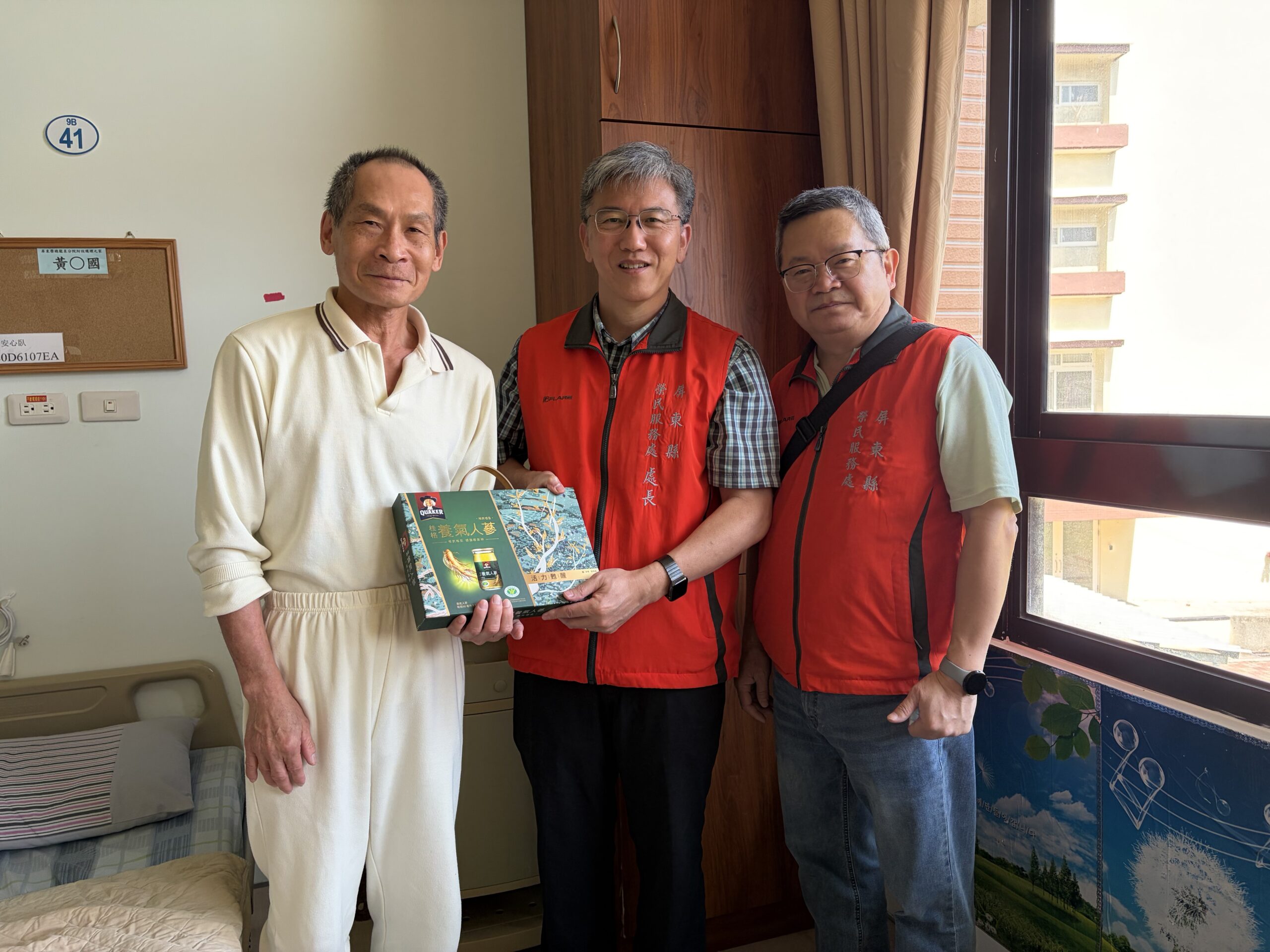 屏東榮服處端節送暖 慰問百歲及住院榮民傳遞溫情 16 1779783698300 0 scaled 1