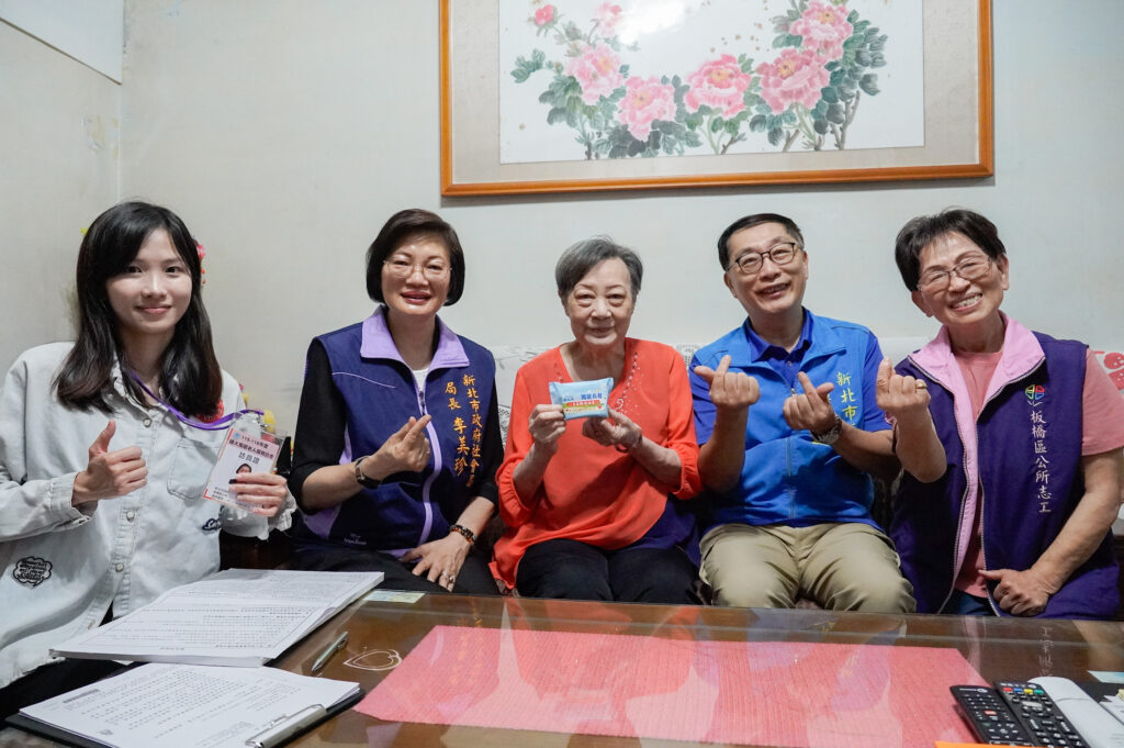 新北配合中央辦理擴大獨居長輩訪查 6月起先訪75歲以上 訪員要遵守「二要三不」 25 %E9%A1%A7%E6%9E%97%E5%A5%B6%E5%A5%B6%E4%B8%AD%E6%88%90%E7%82%BA%E6%96%B0%E5%8C%97%E5%B8%82%E7%AC%AC%E4%B8%80%E4%BD%8D%E5%8F%97%E8%A8%AA%E6%9F%A5%E7%9A%84%E7%8D%A8%E5%B1%85%E9%95%B7%E8%BC%A9 %E5%8F%B31%E7%82%BA%E6%9D%BF%E6%A9%8B%E5%8D%80%E8%AA%BF%E8%A7%A3%E5%A7%94%E5%93%A1%E5%89%8D%E6%9D%BF%E6%A9%8B%E5%A9%A6%E5%A5%B3 1024x681 1