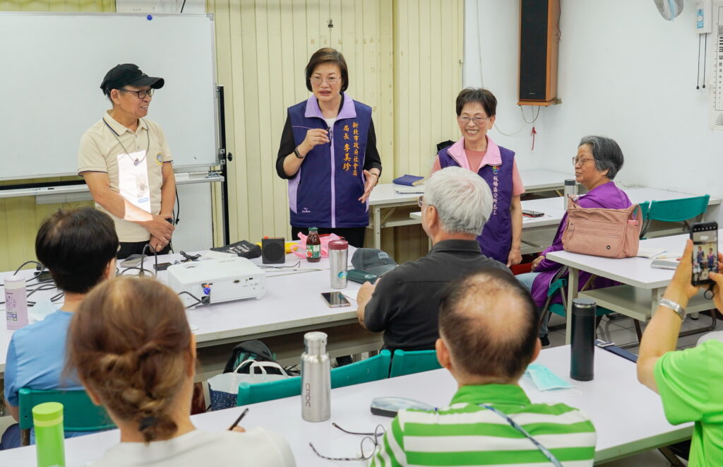 新北配合中央辦理擴大獨居長輩訪查 6月起先訪75歲以上 訪員要遵守「二要三不」 26 %E7%A4%BE%E6%9C%83%E5%B1%80%E9%95%B7%E6%9D%8E%E7%BE%8E%E7%8F%8D%E5%90%91%E5%8F%83%E5%8A%A0%E6%9D%BE%E5%B9%B4%E5%A4%A7%E5%AD%B8%E6%AD%A3%E5%9C%A8%E4%B8%8A%E6%89%8B%E6%A9%9F%E8%AA%B2%E7%A8%8B%E7%9A%84%E9%95%B7%E8%BC%A9%E5%AE%A3%E5%B0%8E %E6%96%B0%E5%8C%97%E5%8D%B3%E5%B0%87%E6%96%BC6%E6%9C%88%E8%B5%B7%E5%85%88%E8%A8%AA75%E6%AD%B2%E4%BB%A5%E4%B8%8A 1024x661 1