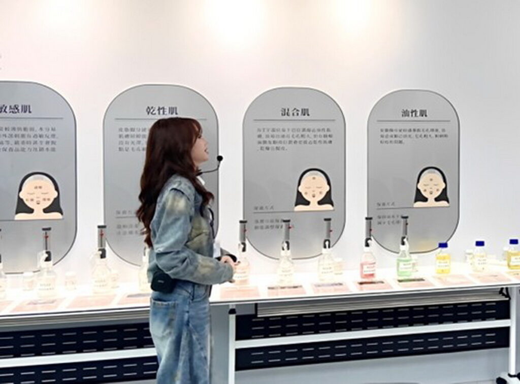 新北市產業觀光再添生技醫美新亮點 林恩國際「凱芬妮產業文化館」通過評鑑 22 %E5%87%B1%E8%8A%AC%E5%A6%AE%E7%94%A2%E6%A5%AD%E6%96%87%E5%8C%96%E9%A4%A8%E5%85%A7%E9%83%A8%E7%89%86%E9%9D%A2%E7%B5%90%E5%90%88%E5%9C%96%E6%96%87%E5%B1%95%E7%A4%BA%E8%82%8C%E8%86%9A%E4%BF%9D%E9%A4%8A%E7%9F%A5%E8%AD%98%E6%89%93%E9%80%A0%E5%85%BC%E5%85%B7%E6%95%99%E8%82%B2%E8%88%87%E5%8F%83%E8%A7%80%E9%AB%94%E9%A9%97%E7%9A%84%E7%A9%BA%E9%96%93 1 1024x756 1