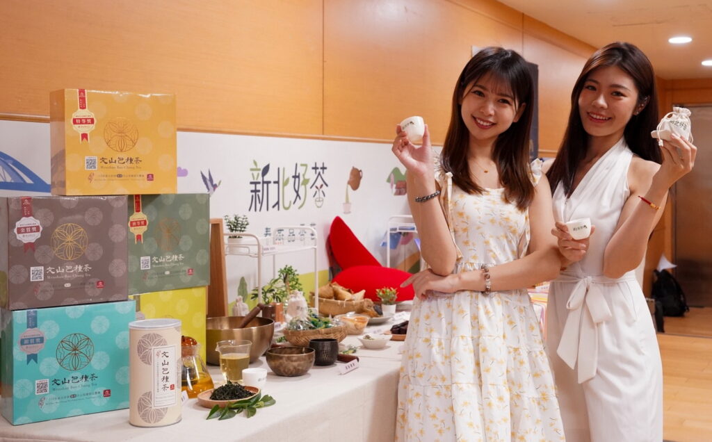 新北好茶展售6月飄香 領百元新北幣搶購限量春茶 18 %E6%96%B0%E5%8C%97%E5%A5%BD%E8%8C%B6%E5%B1%95%E5%94%AE%E8%87%AA6%E6%9C%886%E6%97%A5%E8%B5%B7%E9%80%A3%E7%BA%8C3%E5%80%8B%E5%91%A8%E6%9C%AB%E9%9B%86%E7%B5%90%E6%96%B0%E5%8C%97%E7%89%B9%E8%89%B2%E8%8C%B6%E5%8F%8A%E9%AB%94%E9%A9%97%E6%B4%BB%E5%8B%95%E7%86%B1%E9%AC%A7%E7%99%BB%E5%A0%B4%E6%AD%A1%E8%BF%8E%E6%B0%91%E7%9C%BE%E6%8A%8A%E6%8F%A1%E6%A9%9F%E6%9C%83%E9%AB%94%E9%A9%97%E8%8C%B6%E9%84%89%E9%A2%A8%E6%83%85%E5%9A%90%E9%AE%AE%E9%99%90%E9%87%8F%E6%98%A5%E8%8C%B6%E7%9A%84%E6%B8%85%E6%96%B0%E8%8C%B6%E9%9F%BB 1024x636 1