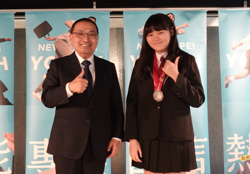 撿拾煙蒂、藝術陪伴自閉兒 「台新青少年志工菁英獎」21名新北青少年志工受肯定 13 %E7%AC%AC26%E5%B1%86%E5%8F%B0%E6%96%B0%E9%9D%92%E5%B0%91%E5%B9%B4%E5%BF%97%E5%B7%A5%E8%8F%81%E8%8B%B1%E7%8D%8E%E7%8D%B2%E5%BE%97%E5%82%91%E5%87%BA%E5%BF%97%E5%B7%A5%E7%8D%8E%E7%9A%84%E5%A4%A7%E6%B2%BC%E5%A4%8F%E5%B8%8C%E6%9B%BE%E8%B5%B4%E5%8D%B0%E5%BA%A6%E6%93%94%E4%BB%BB%E5%9C%8B%E9%9A%9B%E5%BF%97%E5%B7%A5%E5%80%A1%E8%AD%B0%E6%95%99%E8%82%B2%E5%B9%B3%E6%AC%8A 1024x714 1