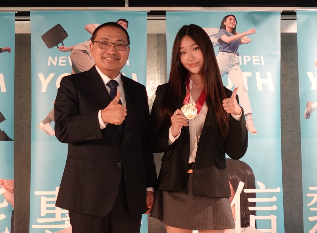 撿拾煙蒂、藝術陪伴自閉兒 「台新青少年志工菁英獎」21名新北青少年志工受肯定 14 %E5%B8%82%E9%95%B7%E9%A0%92%E8%B4%88%E7%AC%AC26%E5%B1%86%E5%8F%B0%E6%96%B0%E9%9D%92%E5%B0%91%E5%B9%B4%E5%BF%97%E5%B7%A5%E8%8F%81%E8%8B%B1%E7%8D%8E%E5%85%A8%E5%9C%8B%E8%8F%81%E8%8B%B1%E7%8D%8E%E4%BA%88%E4%BD%95%E5%93%81%E6%BD%94 1024x752 1