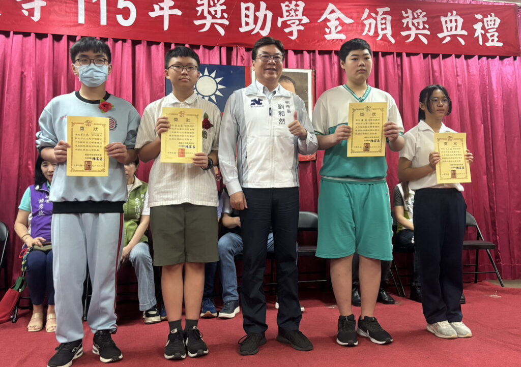 新北蘆洲湧蓮寺頒清寒獎助學金 劉和然副市長讚宗教大愛 34 423033 1024x722 1