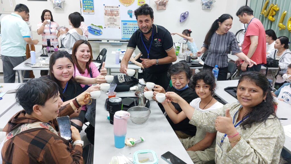 中市中區戶所開辦新住民主題班 咖啡茶香交織舊城故事 40 %E5%AD%B8%E5%93%A1%E4%BA%AB%E7%94%A8%E8%A6%AA%E6%89%8B%E6%B2%96%E6%B3%A1%E7%9A%84%E5%92%96%E5%95%A1 %E6%84%9F%E5%8F%97%E9%A6%99%E9%86%87%E9%A2%A8%E5%91%B3%E8%88%87%E6%BB%BF%E6%BB%BF%E6%88%90%E5%B0%B1%E6%84%9F 1024x577 1