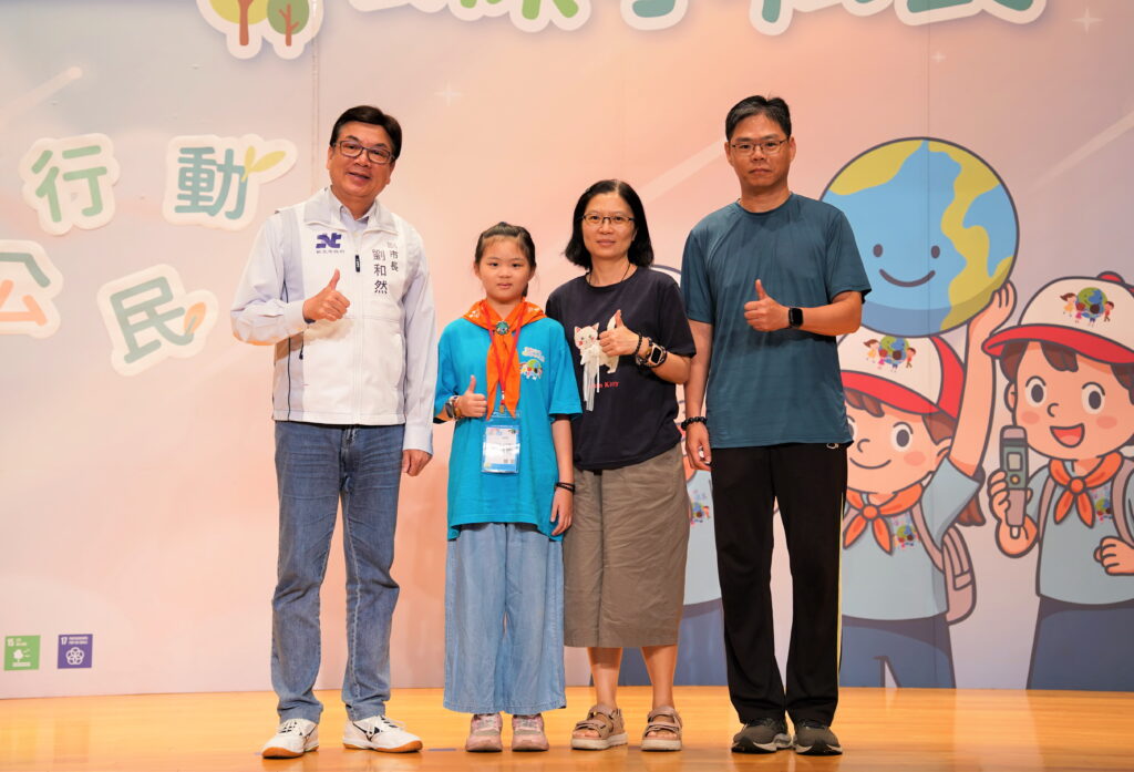新北環保小局長與副市長劉和然暢談環保行動 培育校園永續行動力 14 %E5%8A%89%E5%89%AF%E5%B8%82%E9%95%B7%E8%88%87%E7%AC%AC13%E5%B1%86%E5%B0%8F%E5%B1%80%E9%95%B7%E5%80%8B%E5%88%A5%E5%90%88%E5%BD%B1 1 1024x697 1