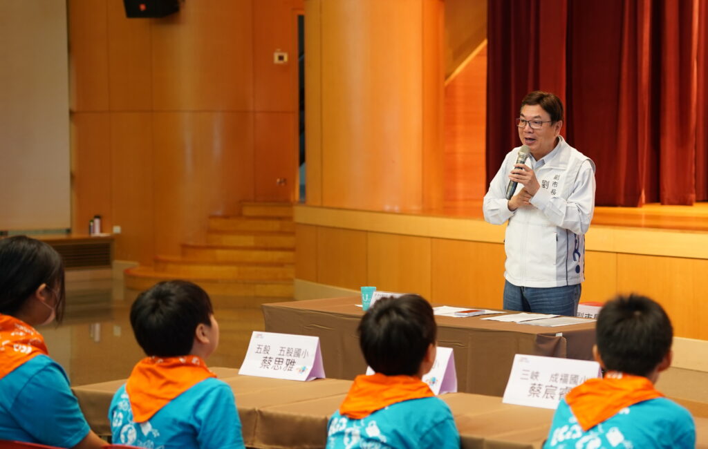 新北環保小局長與副市長劉和然暢談環保行動 培育校園永續行動力 15 %E5%8A%89%E5%92%8C%E7%84%B6%E5%89%AF%E5%B8%82%E9%95%B7%E5%88%86%E4%BA%AB%E7%92%B0%E4%BF%9D%E4%B8%8D%E5%83%85%E6%98%AF%E8%AA%B2%E5%A0%82%E4%B8%8A%E7%9A%84%E7%9F%A5%E8%AD%98%E6%9B%B4%E6%98%AF%E4%B8%80%E7%A8%AE%E7%94%9F%E6%B4%BB%E6%85%8B%E5%BA%A6%E8%88%87%E5%85%AC%E6%B0%91%E8%B2%AC%E4%BB%BB%E7%9A%84%E5%B1%95%E7%8F%BE 1024x650 1
