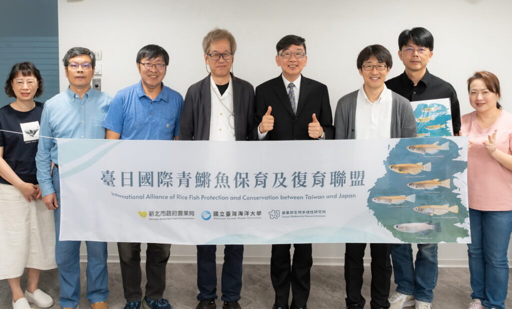 守護新北溪流珍稀原生種 台日專家攜手推動噶瑪蘭青鱂保育 17 %E6%96%B0%E5%8C%97%E5%B8%82%E8%BE%B2%E6%A5%AD%E5%B1%80%E9%95%B7%E8%AB%B6%E9%8C%AB%E8%BC%9D%E8%88%87%E5%9C%8B%E7%AB%8B%E8%87%BA%E7%81%A3%E6%B5%B7%E6%B4%8B%E5%A4%A7%E5%AD%B8%E6%95%99%E6%8E%88%E9%99%B3%E7%BE%A9%E9%9B%84%E5%8F%8A%E6%97%A5%E6%9C%AC%E4%BE%86%E8%87%BA%E5%AD%B8%E8%80%85%E5%90%88%E5%BD%B1 1 1024x618 1