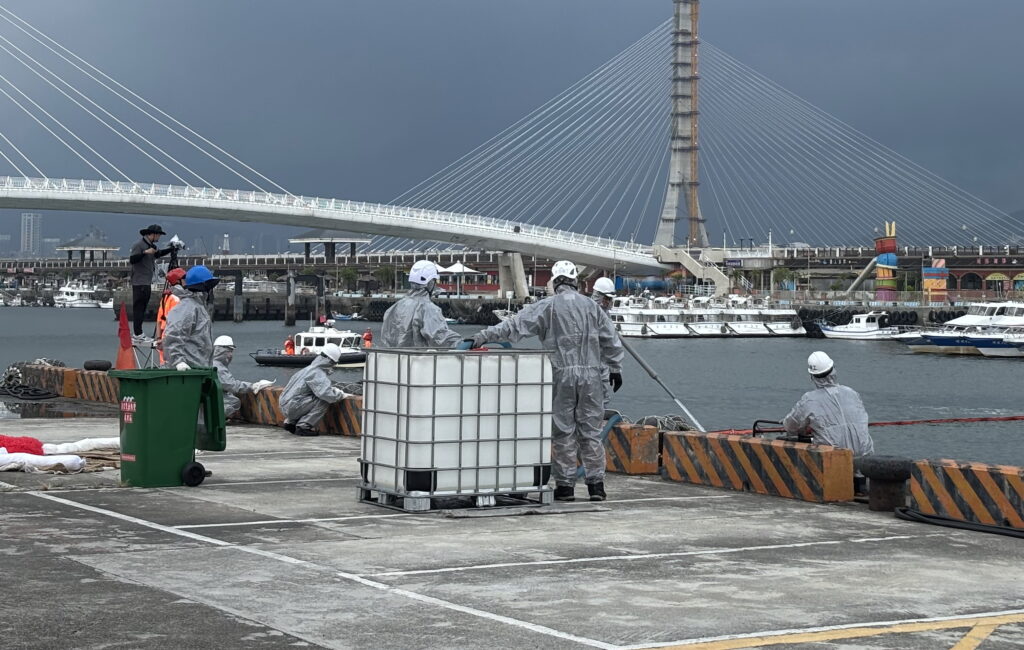 新北蟬聯全國「海洋環境管理考核」最高榮譽 連2年榮獲特優 27 %E6%96%B0%E5%8C%97%E7%92%B0%E4%BF%9D%E5%B1%80%E8%B7%A8%E5%96%AE%E4%BD%8D%E9%80%B2%E8%A1%8C%E6%B5%B7%E6%B4%8B%E6%B1%A1%E6%9F%93%E6%87%89%E8%AE%8A%E6%BC%94%E7%B7%B4 1024x650 1