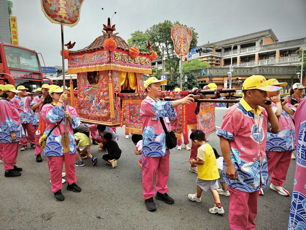 2026金山二媽回娘家 千人祈福行腳美食飄香文化傳承不間斷 19 04%E5%B9%BC%E5%85%92%E5%9C%92%E5%B0%8F%E6%9C%8B%E5%8F%8B%E9%AB%94%E9%A9%97%E9%91%BD%E8%BD%8E%E8%85%B3%E7%A5%88%E6%B1%82%E5%AA%BD%E7%A5%96%E5%BA%87%E4%BD%91 1024x768 1