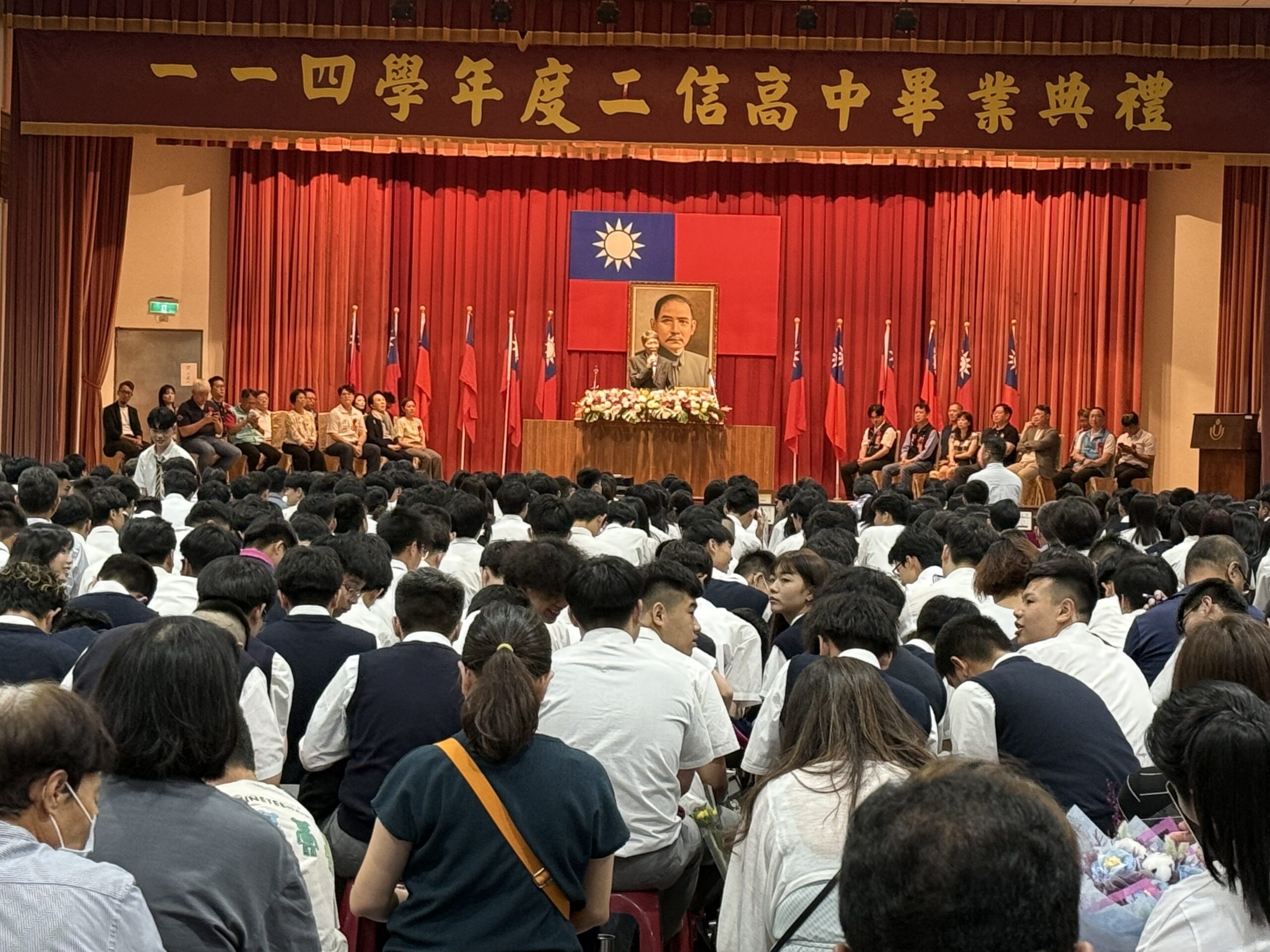 二信高中畢業典禮董事長勉勵畢業生成為有溫度關懷社會的好人 10 88FD73A3 615D 4425 916F 7990DD2A33A5 scaled