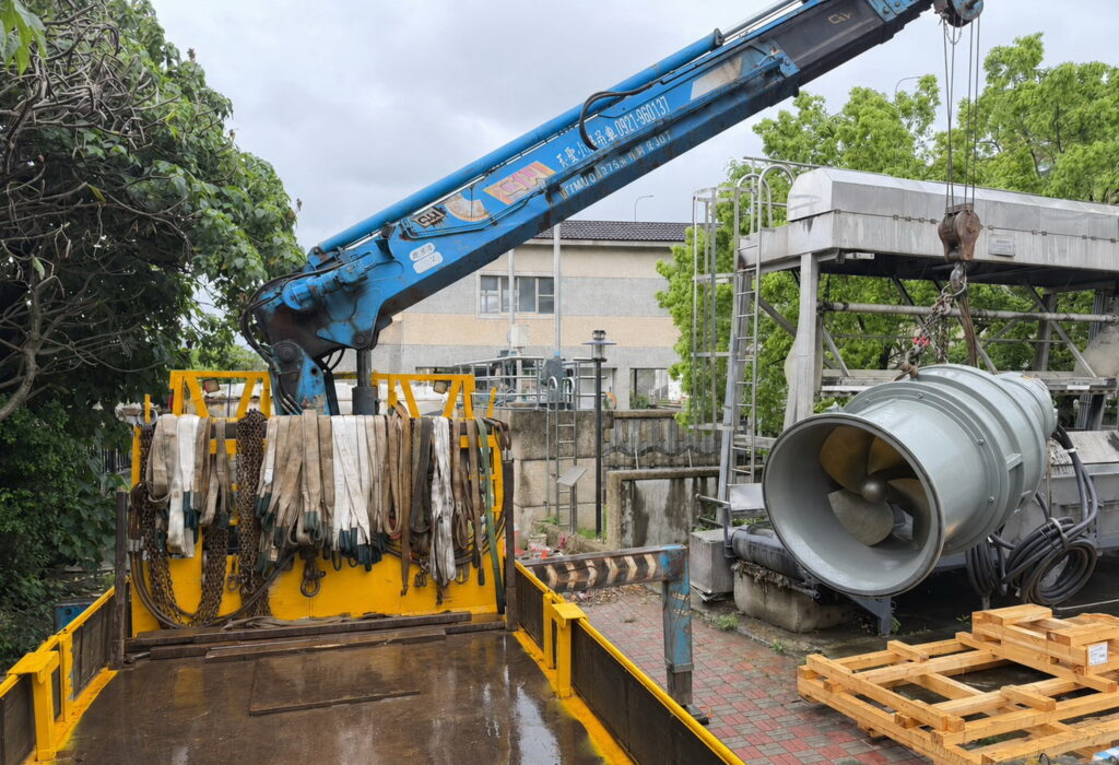 趕在梅雨來臨前 中港東抽水站機組更新5月底升級完工 五股新泰地區防洪升級 9 %E5%9C%962%E7%82%BA%E9%81%BF%E5%85%8D%E4%B8%AD%E6%B8%AF%E6%9D%B1%E6%8A%BD%E6%B0%B4%E7%AB%992%E5%8F%B0%E6%B2%89%E6%B0%B4%E5%BC%8F%E6%8A%BD%E6%B0%B4%E6%A9%9F%E7%B5%84%E5%9C%A8%E9%97%9C%E9%8D%B5%E6%99%82%E5%88%BB%E5%87%BA%E7%8F%BE%E6%93%8D%E4%BD%9C%E9%A2%A8%E9%9A%AA%E6%B0%B4%E5%88%A9%E5%B1%80%E7%A9%8D%E6%A5%B5%E8%A6%8F%E5%8A%83%E4%B8%A6%E5%AE%8C%E6%88%90%E8%80%81%E8%88%8A%E6%A9%9F%E7%B5%84%E6%B1%B0%E6%8F%9B%E5%B7%A5%E4%BD%9C 1024x700 1