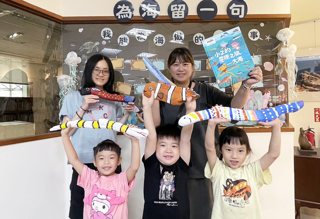 響應「世界海洋日」 新北市圖北海岸三分館親子彩繪漂流木 金山分館守護海洋《把海的味道帶回家》 4 %E6%96%B0%E5%8C%97%E5%B8%82%E7%AB%8B%E5%9C%96%E6%9B%B8%E9%A4%A8%E9%9F%BF%E6%87%896%E6%9C%888%E6%97%A5%E4%B8%96%E7%95%8C%E6%B5%B7%E6%B4%8B%E6%97%A5%E4%BD%8D%E6%96%BC%E5%8C%97%E6%B5%B7%E5%B2%B8%E7%9A%84%E9%87%91%E5%B1%B1%E8%90%AC%E9%87%8C%E7%9F%B3%E9%96%80%E5%88%86%E9%A4%A8%E9%80%8F%E9%81%8E%E7%B9%AA%E6%9C%AC%E9%96%B1%E8%AE%80%E5%92%8C%E6%BC%82%E6%B5%81%E6%9C%A8%E5%BD%A9%E7%B9%AA%E7%9A%84%E5%89%B5%E4%BD%9C%E6%B4%BB%E5%8B%95%E5%B8%B6%E5%B0%8F%E6%9C%8B%E5%8F%8B%E8%AA%8D%E8%AD%98%E6%B5%B7%E6%B4%8B%E4%BF%9D%E8%82%B2%E7%9A%84%E9%87%8D%E8%A6%81%E6%80%A7 1024x700 1