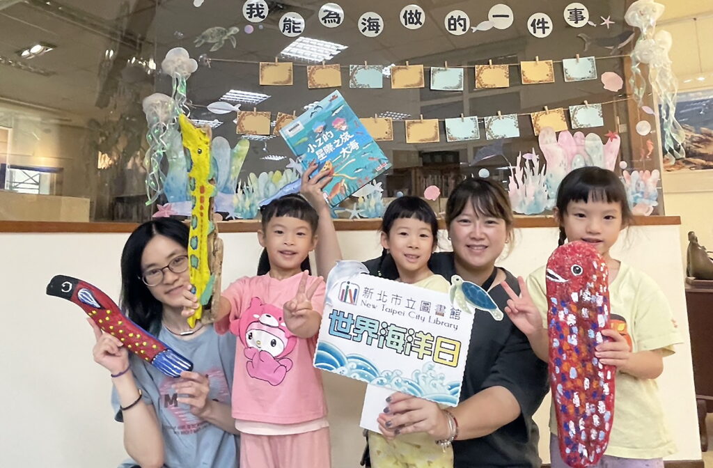 響應「世界海洋日」 新北市圖北海岸三分館親子彩繪漂流木 金山分館守護海洋《把海的味道帶回家》 5 S 50331671 0 1024x672 1