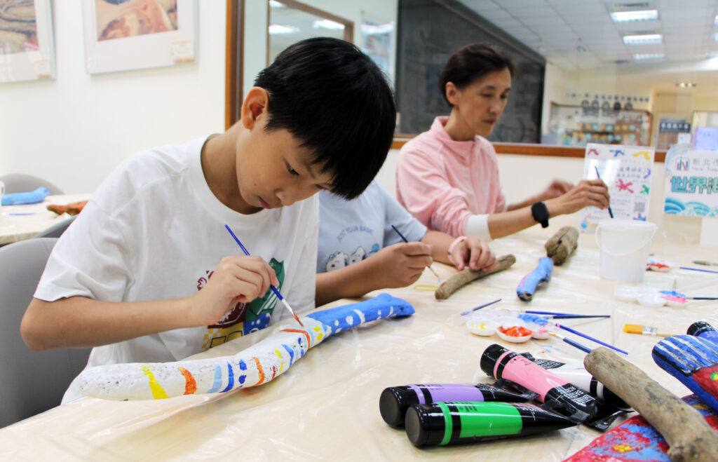 響應「世界海洋日」 新北市圖北海岸三分館親子彩繪漂流木 金山分館守護海洋《把海的味道帶回家》 6 %E8%97%9D%E8%A1%93%E5%AE%B6%E5%B8%B6%E9%A0%98%E8%A6%AA%E5%AD%90%E9%81%8B%E7%94%A8%E5%8C%97%E6%B5%B7%E5%B2%B8%E6%BC%82%E6%B5%81%E6%9C%A8%E9%80%B2%E8%A1%8C%E5%BD%A9%E7%B9%AA%E5%89%B5%E4%BD%9C%E8%AE%93%E6%BC%82%E6%B5%81%E6%9C%A8%E5%BE%9E%E6%B5%B7%E7%81%98%E4%B8%8A%E7%9A%84%E5%9E%83%E5%9C%BE%E8%AE%8A%E6%88%90%E5%85%85%E6%BB%BF%E5%89%B5%E6%84%8F%E7%9A%84%E8%97%9D%E8%A1%93%E5%93%81 1024x659 1
