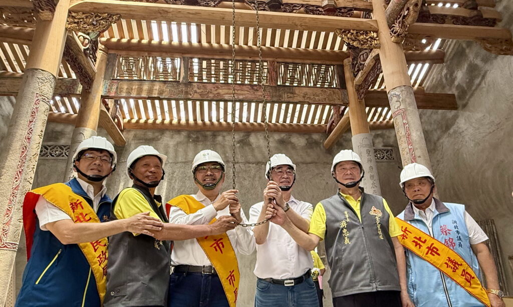 金包里慈護宮修復工程上梁 侯友宜:一一七年八月完工重現歷史建築風華 23 S 65765409 1024x614 1