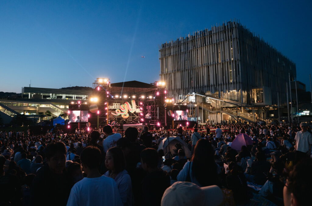 「海山夜行」點亮夜空 新北美術館光雕劇場6/20-7/12登場 光雕展演串聯海山地景與城市未來 14 6%E6%9C%8820%E6%97%A5%E8%87%B37%E6%9C%8812%E6%97%A5%E5%9C%A8%E6%96%B0%E5%8C%97%E5%B8%82%E7%BE%8E%E8%A1%93%E9%A4%A8%E5%B0%87%E6%8E%A8%E5%87%BA%E6%B5%B7%E5%B1%B1%E5%A4%9C%E8%A1%8C%E6%96%B0%E5%8C%97%E5%B8%82%E7%BE%8E%E8%A1%93%E9%A4%A8%E5%BB%BA%E7%AF%89%E5%85%89%E9%9B%95%E6%9A%A8%E8%81%B2%E5%85%89%E7%92%B0%E5%A2%83%E5%8A%87%E5%A0%B4%E4%BB%A5%E5%BB%BA%E7%AF%89%E5%85%89%E9%9B%95%E7%B5%90%E5%90%88%E8%81%B2%E5%85%89%E7%92%B0%E5%A2%83%E5%8A%87%E5%A0%B4%E5%BD%A2%E5%BC%8F%E6%89%93%E9%80%A0%E9%95%B7%E9%81%9410%E5%88%86%E9%90%98%E7%9A%84%E6%B2%89%E6%B5%B8%E5%BC%8F%E5%A4%9C%E9%96%93%E9%AB%94%E9%A9%97 1024x676 1