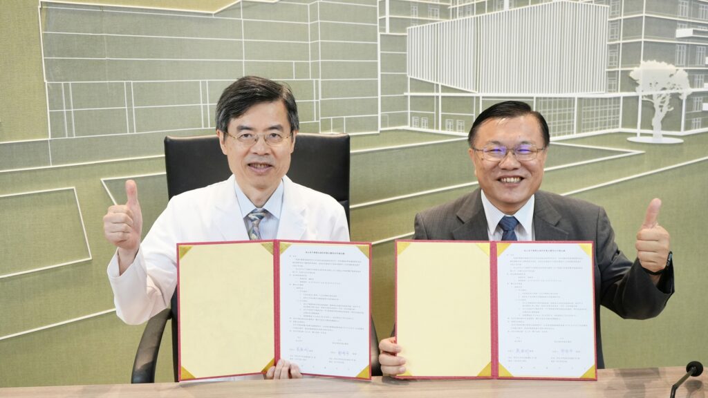 從HBL冠軍到職籃舞台 南山高中攜手台北醫院打造運動醫療後盾 5 %E5%8D%97%E5%B1%B1%E9%AB%98%E4%B8%AD%E6%94%9C%E6%89%8B%E8%87%BA%E5%8C%97%E9%86%AB%E9%99%A2%E6%89%93%E9%80%A0%E9%81%8B%E5%8B%95%E9%86%AB%E7%99%82%E5%BE%8C%E7%9B%BE%E5%B7%A6%E8%87%BA%E5%8C%97%E9%86%AB%E9%99%A2%E9%84%AD%E8%88%9C%E5%B9%B3%E9%99%A2%E9%95%B7%E5%8F%B3%E5%8D%97%E5%B1%B1%E9%AB%98%E4%B8%AD%E8%94%A1%E9%8A%98 1024x576 1