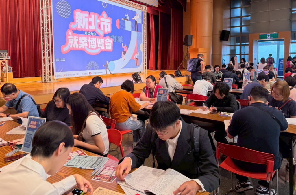 助社會新鮮人與熟齡者找工作 板橋就博會初媒合達51.7% 27 %E5%B0%B1%E5%8D%9A%E6%9C%83%E7%8F%BE%E5%A0%B4%E6%B0%A3%E6%B0%9B%E7%86%B1%E7%B5%A1 1024x677 1
