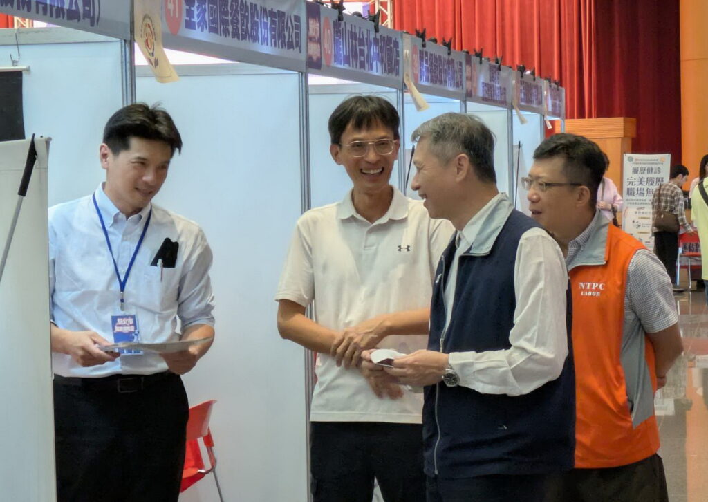 助社會新鮮人與熟齡者找工作 板橋就博會初媒合達51.7% 28 %E5%B1%80%E9%95%B7%E8%A6%AA%E8%87%A8%E7%8F%BE%E5%A0%B4%E8%88%87%E6%B0%91%E7%9C%BE%E4%BA%92%E5%8B%95%E7%86%B1%E7%B5%A1 1024x726 1