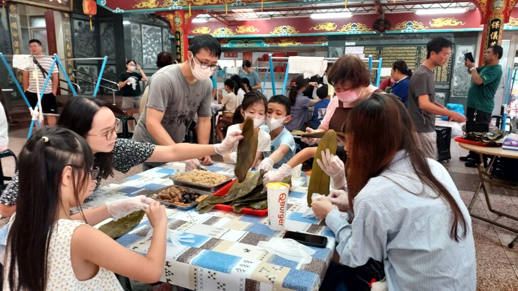 飄香端午傳溫情 文山區公所與木柵忠順廟合辦「親子包粽趣」 54 728587 1024x576 1