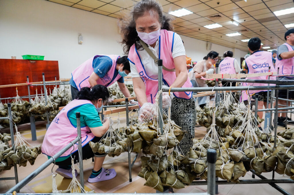 元亨寺攜手善悅協會等28個志工團隊 包粽2.5萬顆素粽贈弱勢家庭粽香過端午 36 %E5%89%9B%E8%92%B8%E5%A5%BD%E7%9A%84%E7%B2%BD%E5%AD%90%E4%B8%80%E6%8E%92%E6%8E%92%E6%8E%9B%E5%A5%BD%E5%88%A9%E7%94%A8%E5%B7%A5%E6%A5%AD%E9%9B%BB%E6%89%87%E5%90%B9%E6%B6%BC%E5%A5%BD%E8%A3%9D%E7%AE%B1%E5%88%86%E9%80%81 1024x681 1
