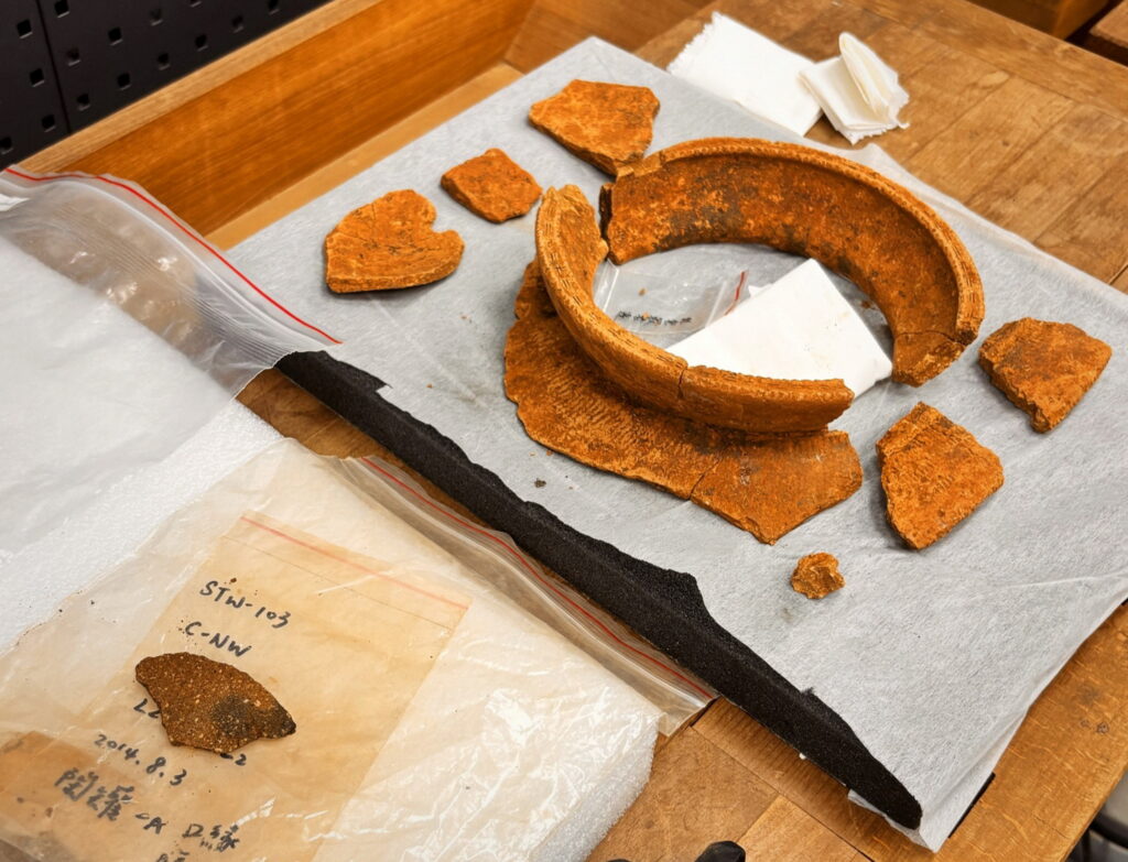 十三行博物館攜手台灣藝術大學修護文物重生 喚醒四千年水碓尾遺址陶器 24 %E5%9C%963%E5%8D%81%E4%B8%89%E8%A1%8C%E5%8D%9A%E7%89%A9%E9%A4%A8%E5%82%BE%E6%B3%A8%E8%B3%87%E6%BA%90%E6%8F%90%E4%BE%9B%E6%A5%B5%E5%85%B7%E6%AD%B7%E5%8F%B2%E9%97%9C%E9%8D%B5%E5%9C%B0%E4%BD%8D%E7%9A%84%E6%B0%B4%E7%A2%93%E5%B0%BE%E9%81%BA%E5%9D%80%E5%87%BA%E5%9C%9F%E9%99%B6%E5%99%A8 1024x783 1