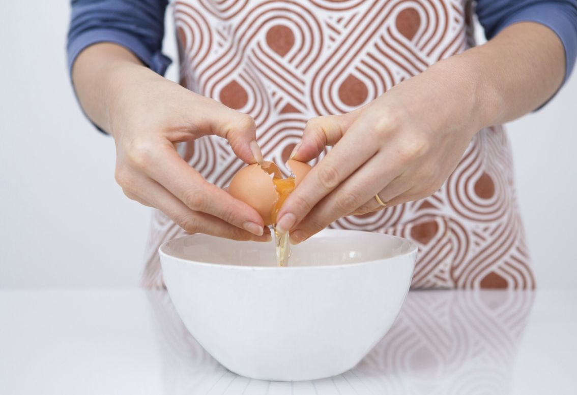 食安事件敲響警鐘!迎戰母親節旺季 勤億「客製化液蛋」成餐飲最強護城河 示意圖/傳統後廚仰賴人工進行洗蛋、打蛋與蛋黃蛋白分離,這段繁瑣的前置作業隱藏著極大的交叉污染風險,易引發沙門氏菌等嚴重的食安危機。(擷取自免費圖庫freepik)