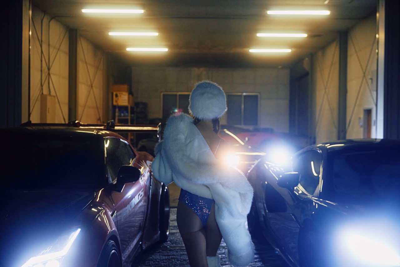 凱蒂Katierelax 再出發!單曲〈開鍋HOT POT〉釋放情緒能量 從〈黑洞Black Hole〉走向自我療癒音樂旅程 千萬跑車MV助陣,在海外思念故鄉,心情需要舒壓的時候開著跑車去吃火鍋(圖/凱菲有限公司)