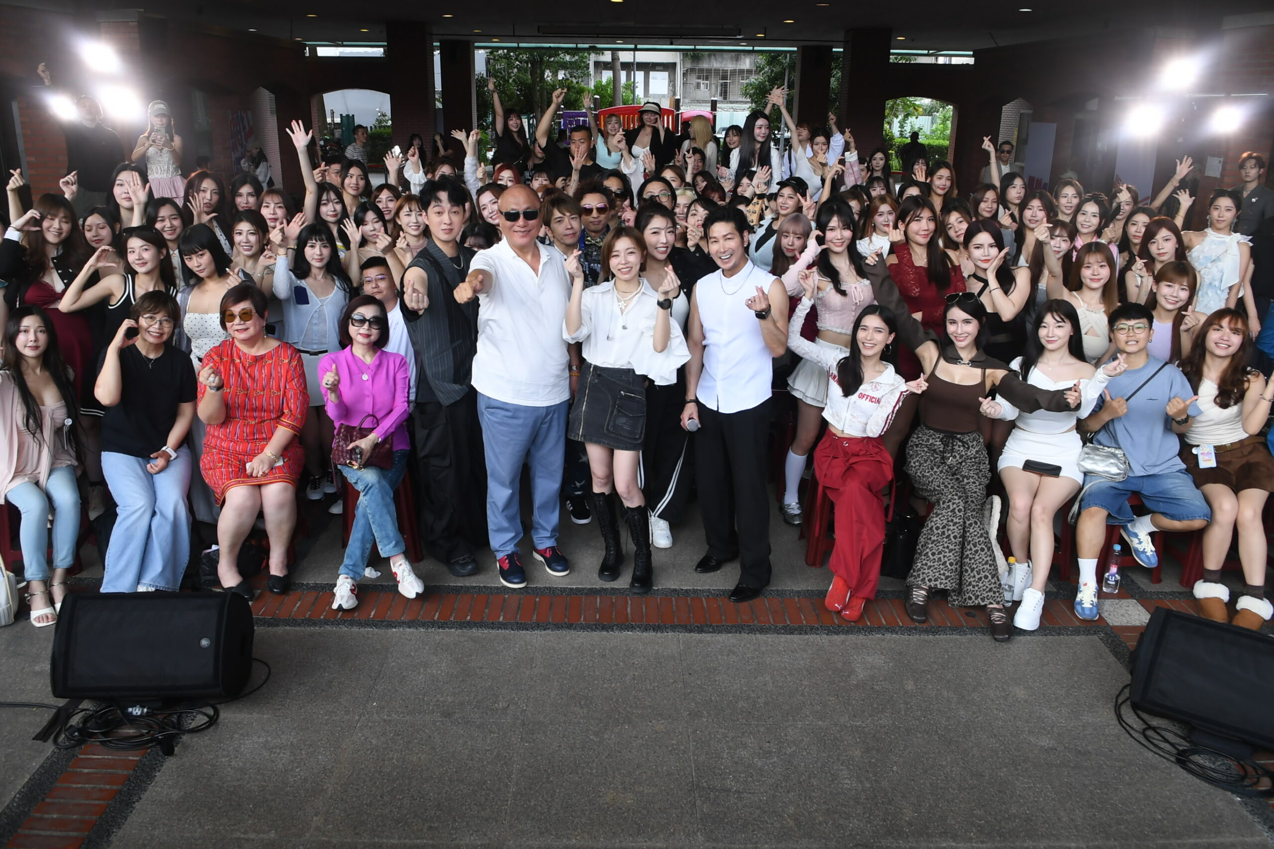 王瞳攜「霸氣樂團」接棒蕭薔做公益 百位正妹網紅齊聚「以流量行善」 跨界合作 王瞳攜「霸氣樂團」接棒蕭薔做公益 百位正妹網紅齊聚「以流量行善」 跨界合作