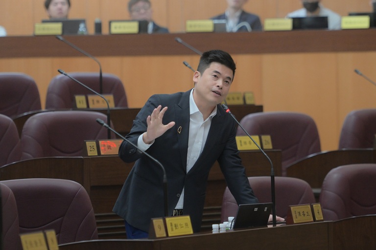 公設不足與海岸侵蝕壓力升高 市議員陳睿生籲整體規劃與治理改善 公設不足與海岸侵蝕壓力升高 市議員陳睿生籲整體規劃與治理改善