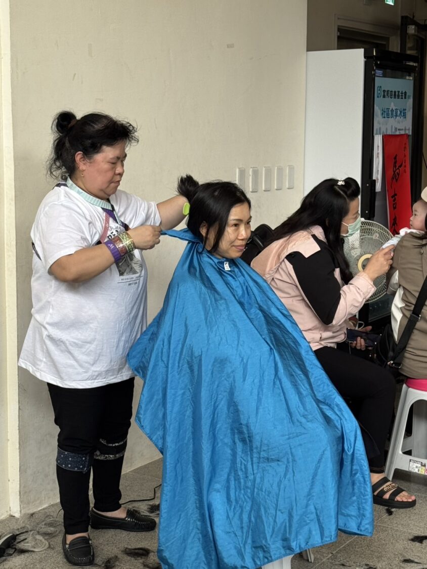 「春暖花開送暖弱勢」劉承武攜手公益團體 關懷孤老傳遞社會溫度 志工提供義剪服務,貼心照顧弱勢長者生活需求。(圖/記者林照東翻攝)