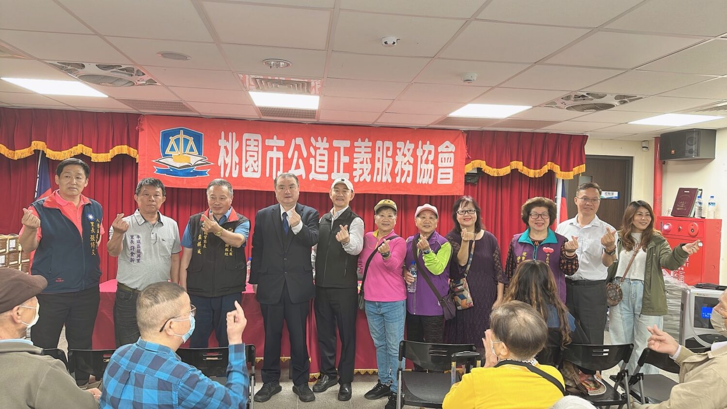 「春暖花開送暖弱勢」劉承武攜手公益團體 關懷孤老傳遞社會溫度 劉承武與立法委員呂玉玲、桃園市議員黃敬平及與會人員合影,展現公益凝聚力。(圖/記者林照東翻攝)
