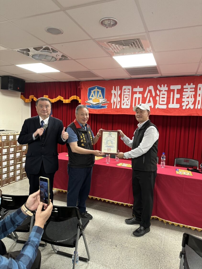 「春暖花開送暖弱勢」劉承武攜手公益團體 關懷孤老傳遞社會溫度 活動現場頒發感謝狀,肯定公益參與者付出。(圖/記者林照東翻攝)