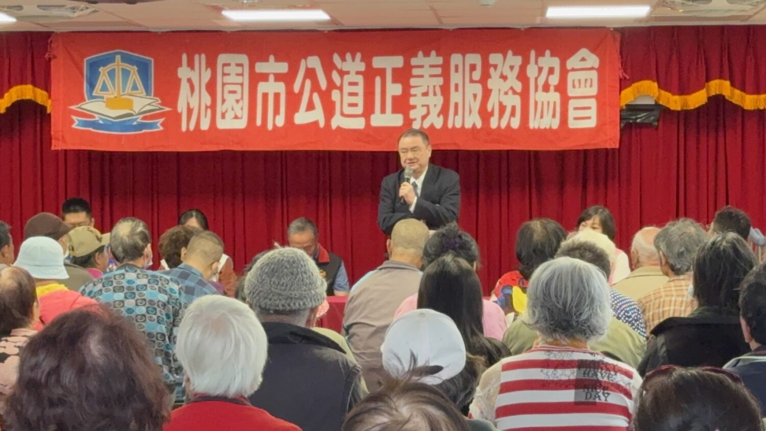 「春暖花開送暖弱勢」劉承武攜手公益團體 關懷孤老傳遞社會溫度 全國犯罪被害人保護協會理事長劉承武出席活動並致詞。(圖/記者林照東翻攝)