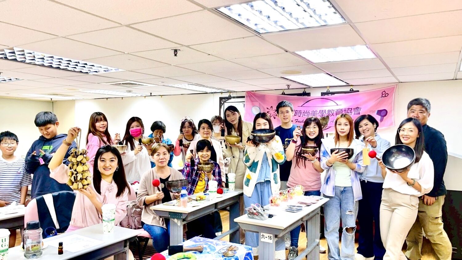 母親節前夕板橋掀粉紅熱潮!賴淑卿領軍推「愛的頻率」女性健康活動 跨界師資打造全方位療癒體驗 現場學員手持頌缽共同體驗療癒課程,在互動中感受身心靈放鬆,展現活動融合健康與療癒的特色。(圖/主辦單位提供)